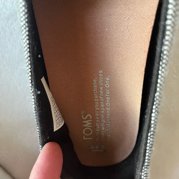 TOMS gray slip-ons, size 8.5 - Picture 4 of 6